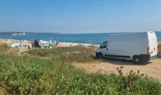 Автомобил навлезе в дюните край Китен, водачът е глобен