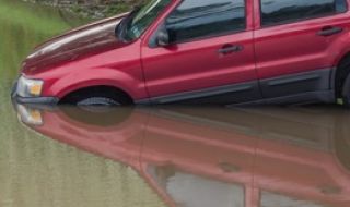 Кола падна в канала в столичния ж.к. „Бъкстон“