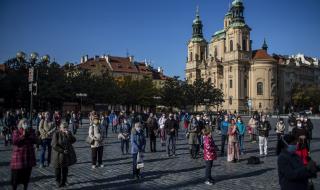 Коронавирус в Чехия: рекорд на новозаразени, локдаун и искания за оставки. Как се стигна дотук?