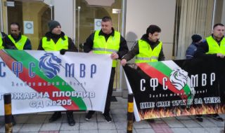 Полицаи и надзиратели излизат на палатков лагер пред Министерството на финансите