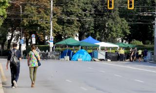 Протестиращите пред Ректората преместиха лагера си в знак на добра воля