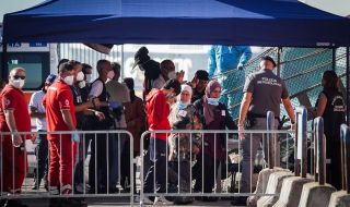 Рекорден брой мигранти пристигнаха на италиански остров