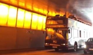 Двуетажен автобус се заклещи в тунел в Париж (ВИДЕО)