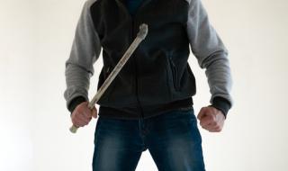 Мъж изпотроши колата на 23-годишна жена с бухалка