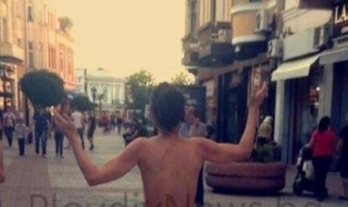 Чисто гола жена в центъра на Пловдив