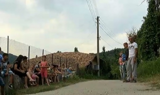 Стрелба и напрежение заради силна музика