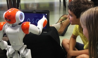 Ученици в Пловдив програмират хуманоиден робот
