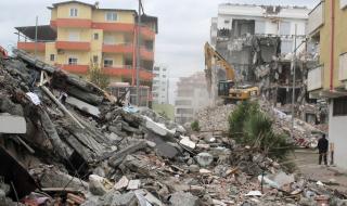 Събарят опасни сгради в Албания