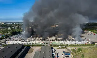 Огромен пожар изпепели мол във Варшава