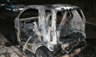 Кола изгоря тази нощ в Казанлък