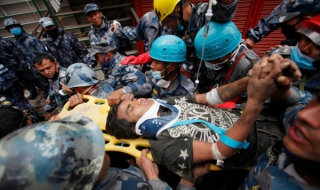 Спасиха момче, оцеляло пет дни под руините в Непал
