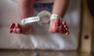 СНИМКАТА на дядо и внуче, която разплака света по време на пандемията