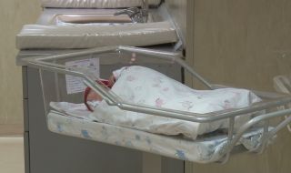 Близначета на 60 дни са приети с COVID в болница в Ловеч