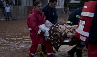 Национален траур в Гърция в памет на жертвите. Идва още дъжд (СНИМКИ)