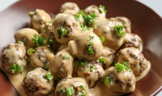 Рецепта за вечеря: Телешки кюфтенца със специален сос