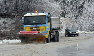 Ураганен вятър и снегонавявания сковаха Северозападна България