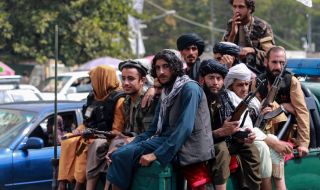 Талибаните забраниха на бръснарите да подстригват бради