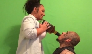 Да изгълташ бутилка с уиски на екс (Видео)