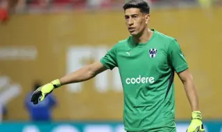 Вратар получи червен картон и веднага нокаутира съперник (ВИДЕО)