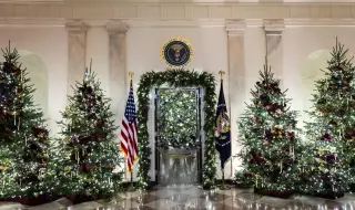 „Домът е там, където е сърцето“: Мелания Тръмп показа коледната украса на Белия дом (СНИМКИ)