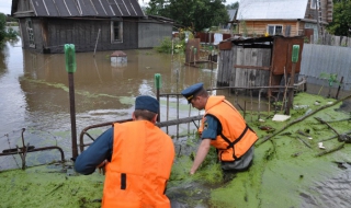 Евакуират 36 000 заради преливащата р. Амур