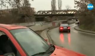 Изоставена кола на оживен път изнервя шофьорите в София