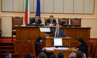 ГЕРБ връчи на управляващите еднопосочни билети до Северна Корея