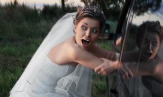 Изоставена любовница полудя на сватба, нападна булката и... (ВИДЕО)
