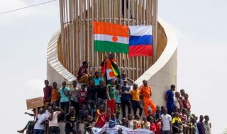 Привърженици на хунтата в Нигер демонстрираха край френската военна база в столицата