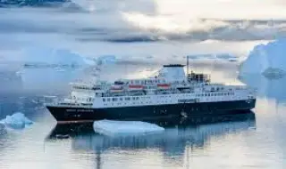 Дания разполага в Гренландия бивш съветски ферибот, превърнат в луксозна плаваща казарма