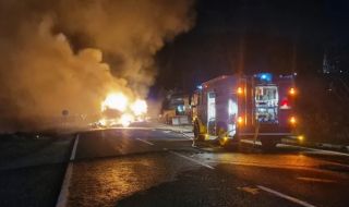 Два камиона горят в прохода Шипка