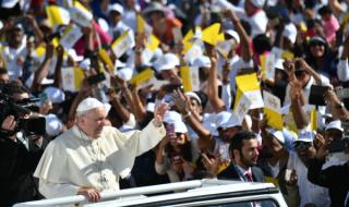 Море от хора в ОАЕ за папа Франциск