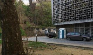 Обърнат автомобил по таван стои от дни в квартал Княжево