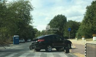 Камион помете баровски джип и пътни знаци в Пловдив