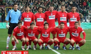 Влак бутна автобус на турски футболен отбор - видео