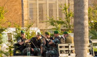 Въоръжен мъж държи за заложници служители на банка в Бейрут