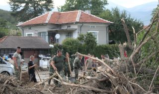 Близо 100 военнослужещи отстраняват щети от наводнението в три населени места в Карловско