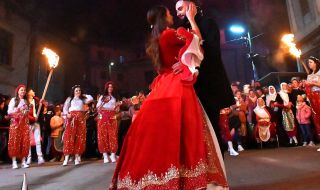 "Червена" сватба прослави с. Рибново по цял свят (СНИМКИ)