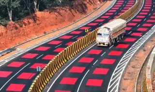 В Индия път беше боядисан в червено