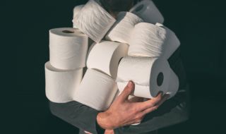 Нагли крадци откраднаха 256 ролки тоалетна хартия и 15 000 салфетки от жп гара