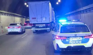 Аварирал ТИР затруднява движението в тунел на АМ „Хемус“ към София
