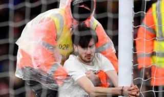 Мъж нахлу на терена на мача Арсенал - Ливърпул и се опита да се завърже за гредата 