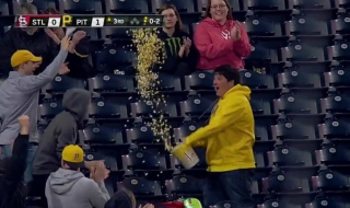 Бейзболен фен се прости с пуканките си, за да хване топката