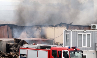 Локализираха огромен пожар в промишлената зона на Варна