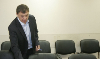 Алексей Петров тръгва срещу партиите