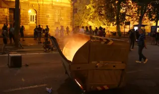 Десетки хиляди граждани изпълниха улиците на Белград и Нови Сад