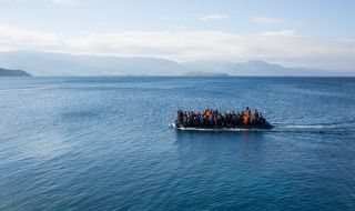 Десетки мигранти се опитаха да влязат в Испания с плуване