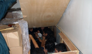 Поляк опита да прекара 17 емигранти през Кулата