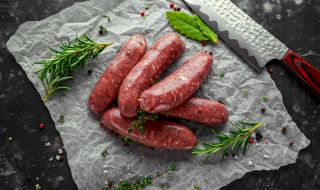 Сурово-пушената наденица е по-нездравословна от цигарите