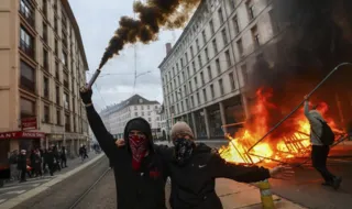296 задържани при протестите във Франция 